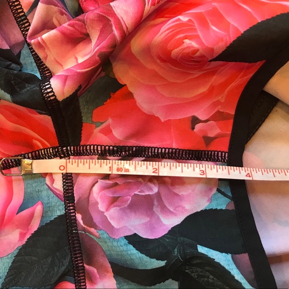 Lululemon Tracker Shorts - Secret Garden, Sz 4 - Picture 5 of 7